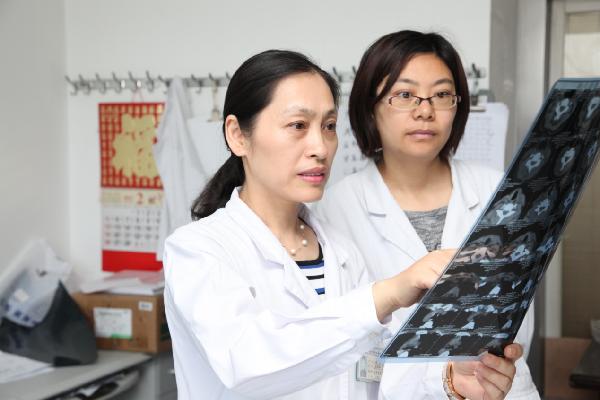 张园主任指导年轻医生