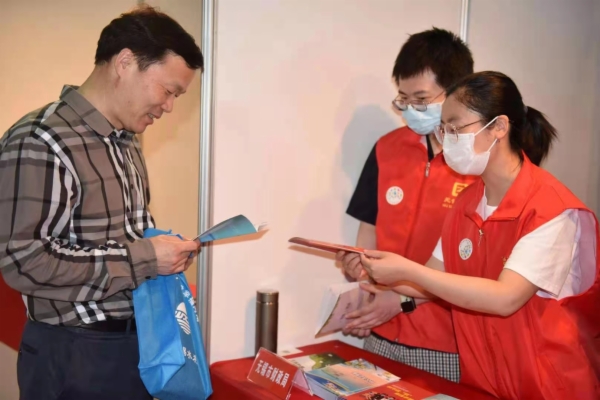 10财政政策宣传志愿服务活动.jpg 10财政政策宣传志愿服务活动.jpg