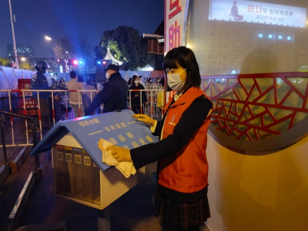 3烟草局-志愿者邹莉在南禅寺维护“二维码”书箱.jpg 3烟草局-志愿者邹莉在南禅寺维护“二维码”书箱.jpg