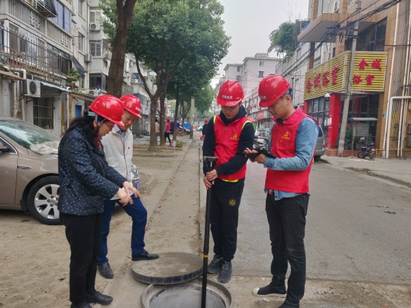 7市政园林 对老小区开展义务检测管道.jpg 7市政园林 对老小区开展义务检测管道.jpg