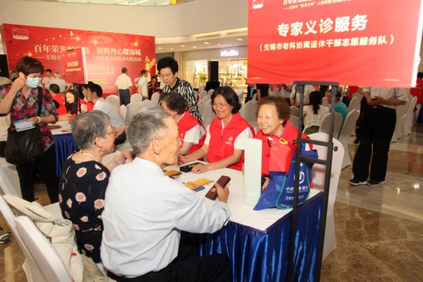 8老干部局 专家现场义诊.jpg 8老干部局 专家现场义诊.jpg