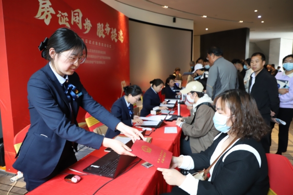区资规局不动产中心支部“交房即发证”办理现场1.JPG
