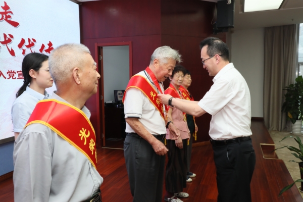 为老党员佩戴奖章.JPG