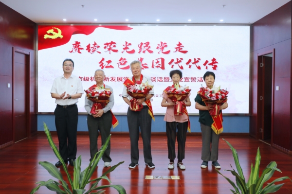 与老党员合影.JPG