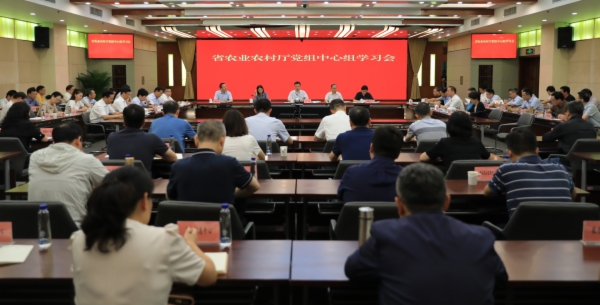 7月31日中心组学习会后排全景.JPG
