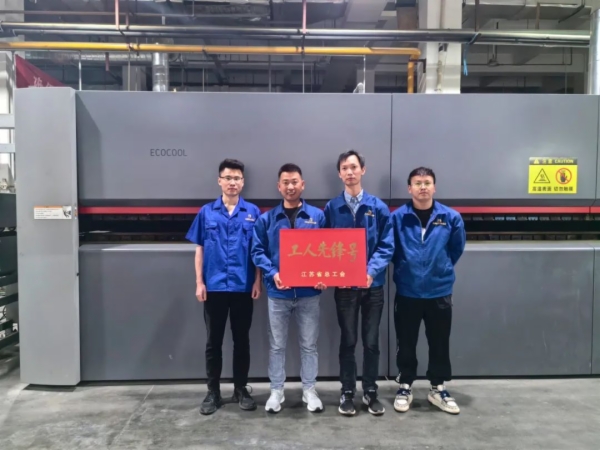 江苏凤凰新华印务集团有限公司高斯M500+商业轮转印刷机班组.jpg