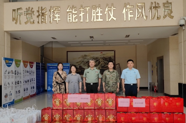 宣传部、妇联慰问人武部.jpg