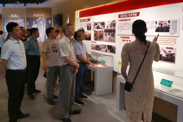 机关事务服务中心组织参观展馆.jpg