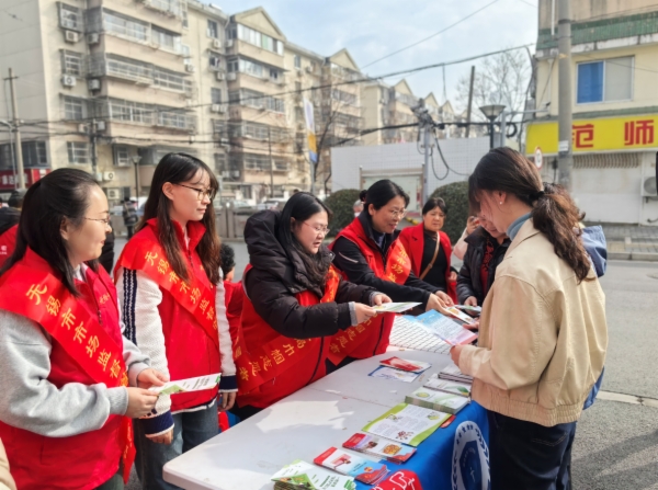 1市市场监管局女干部职工开展志愿服务活动.png 1市市场监管局女干部职工开展志愿服务活动.png