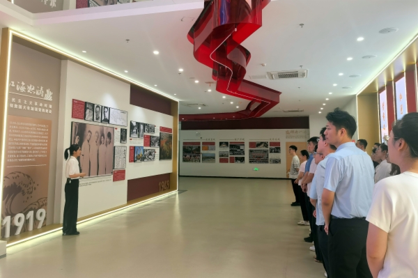 参观区级党群服务中心.jpg