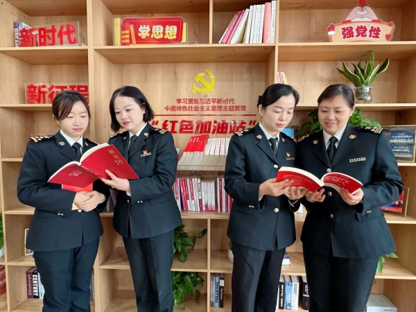 图为:四位关员在读书角学习红色书刊。何林摄.jpg 图为:四位关员在读书角学习红色书刊。何林摄.jpg