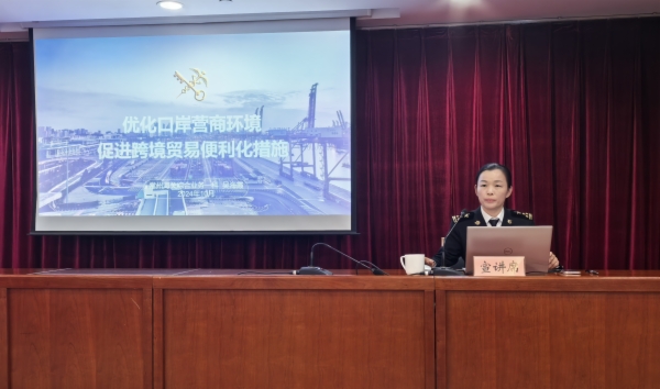 图为:吴海霞正在为企业做业务宣讲。周婧摄.png 图为:吴海霞正在为企业做业务宣讲。周婧摄.png